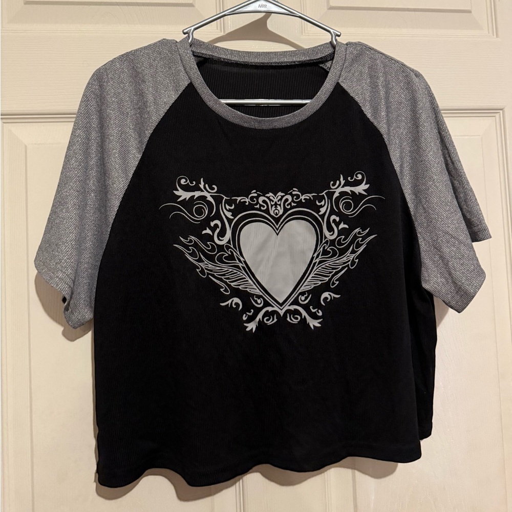 ROMWE Goth Plus Heart
Print Raglan Sleeve Crop Tee